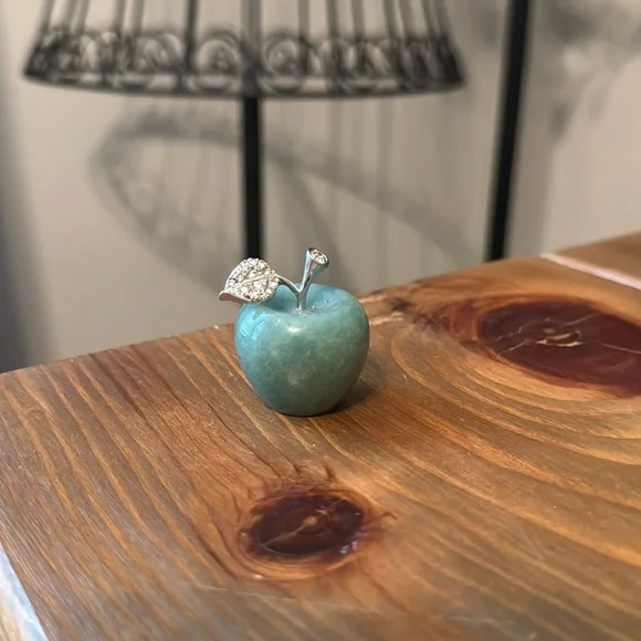 Green Aventurine Crystal Apple - Picture 4 of 4